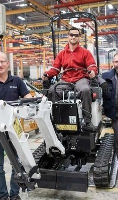 ITT MACH10 célèbre la fabrication de 10 000 mini-pelles E10 de Bobcat en 10 ans